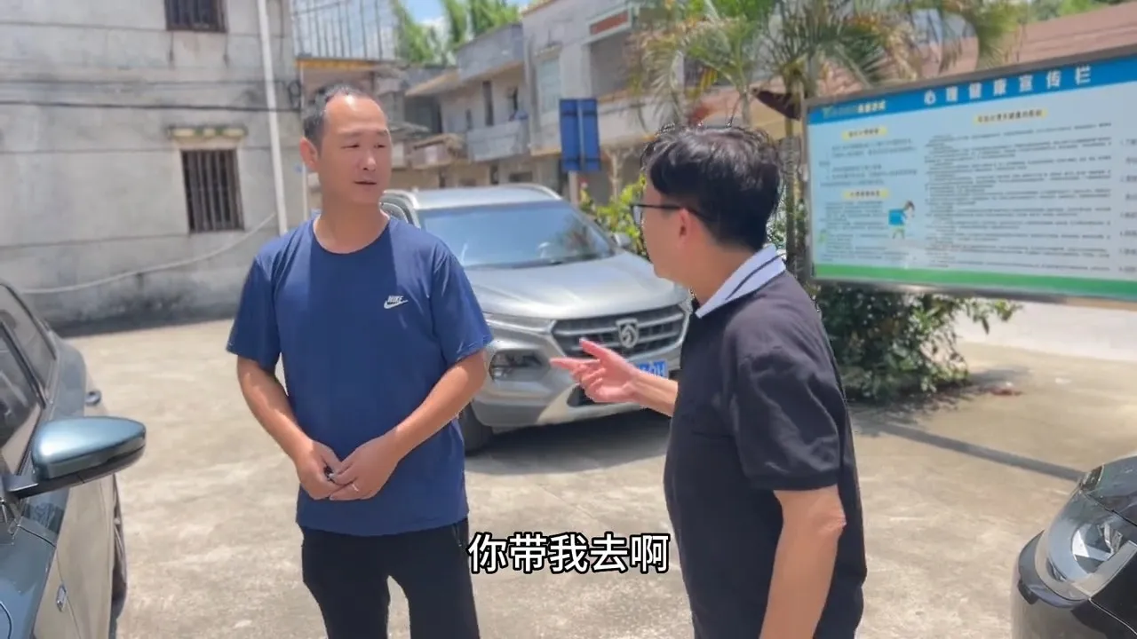 熱心村民。（影片截圖）