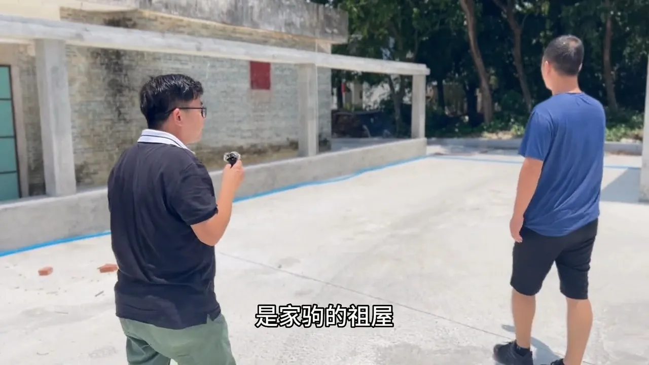 熱心村民。（影片截圖）