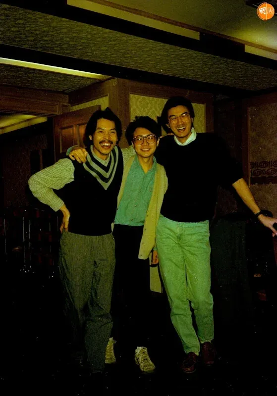 Leslie(左)提供幾張Beyond從未曝光的照片，攝於1987年，Beyond仍是五子的時期。