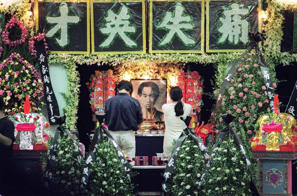 Mourners pay respect to Wong Ka-kui on July 4, 1993. Photo: David Wong