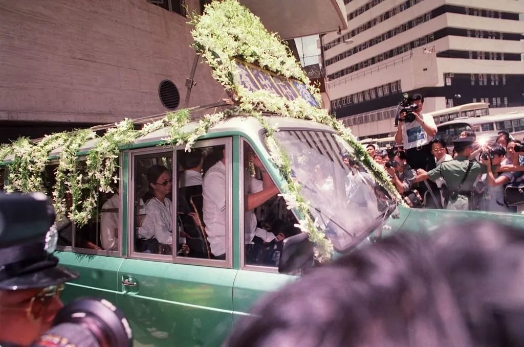 The hearse carrying Wong Ka-kui’s coffin leaves the Hong Kong Funeral Parlour on July 5, 1993. Photo: Jeremy Piper