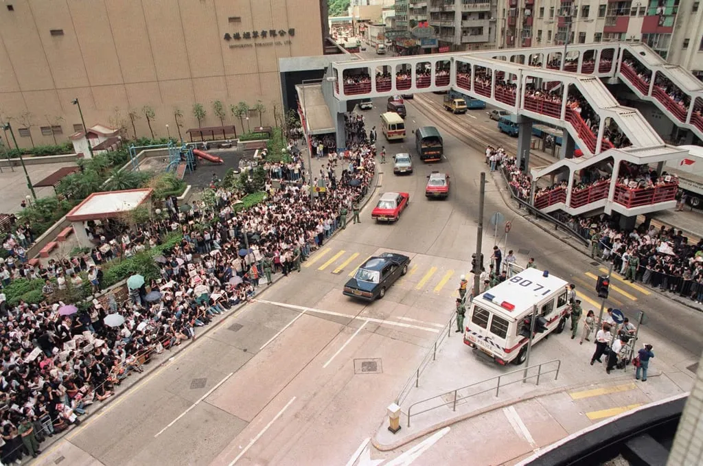 Mourners pack the pavements and overpasses of King’s Road outside the Hong Kong Funeral Parlour to pay their last respects to Wong Ka-kui on July 5, 1993. Photo: Jeremy Piper