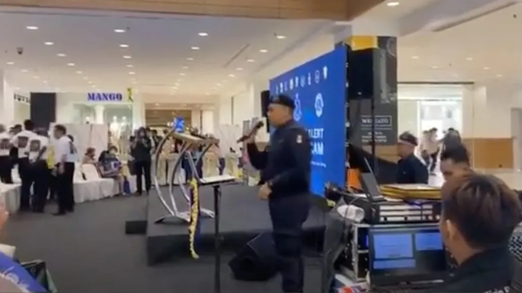 The all-Malay band sang the lyrics to Cantopop hit ‘Hai Kuo Tian Kong’ in flawless Cantonese.
