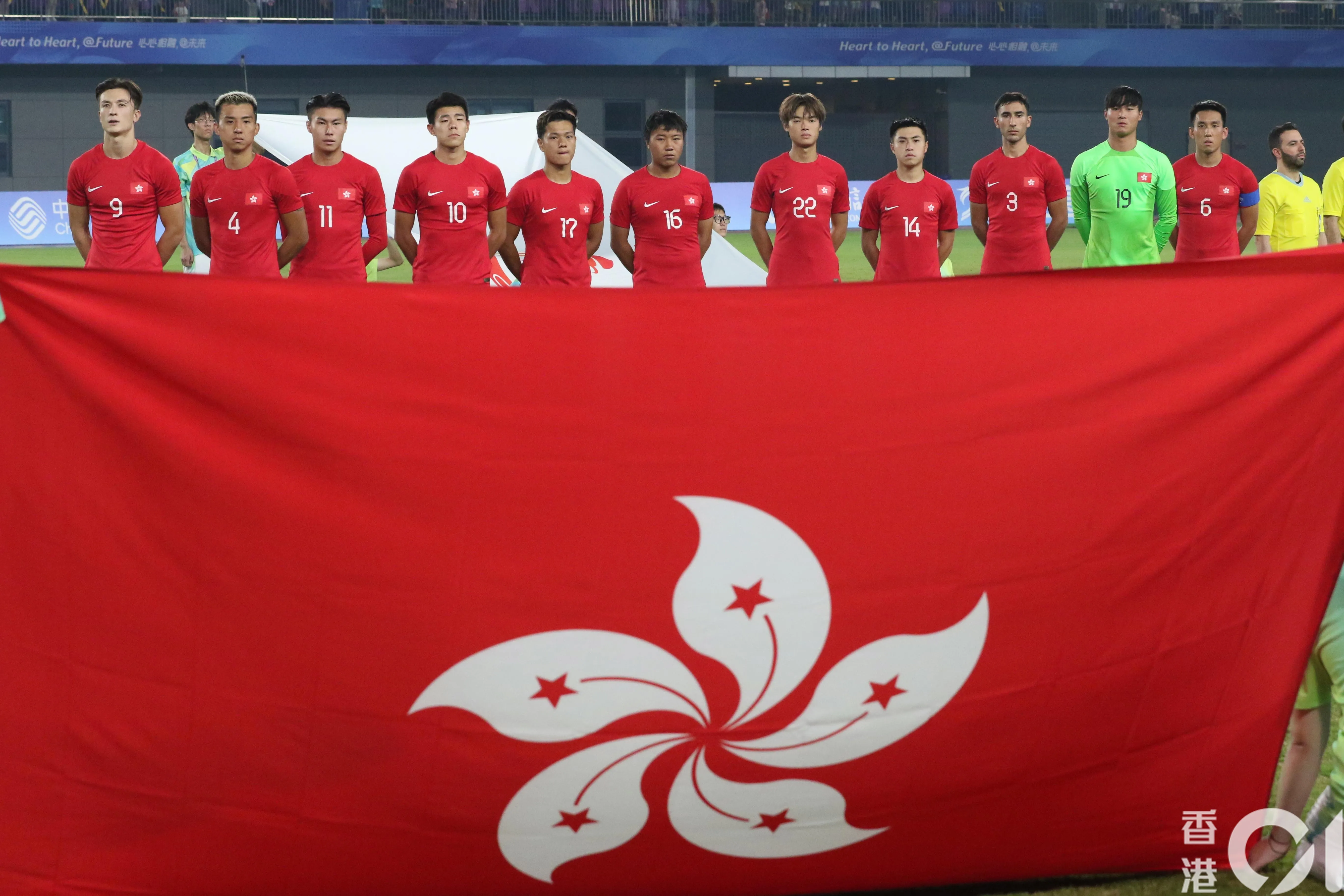 杭州亞運香港隊男足16強賽事惡鬥巴勒斯坦，現場不同年代香港金曲輪流播。（袁志浩攝）
