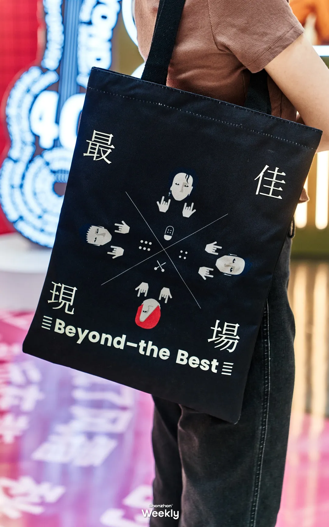 熱愛BEYOND的樂迷，還可以來打卡周邊。應用90年代的港式地攤風為設計手法，打造賦予香港味的展示攤位，有BEYOND正品授權的紀念環保袋、T恤等周邊產品。（ShenzhenWeekly提供）