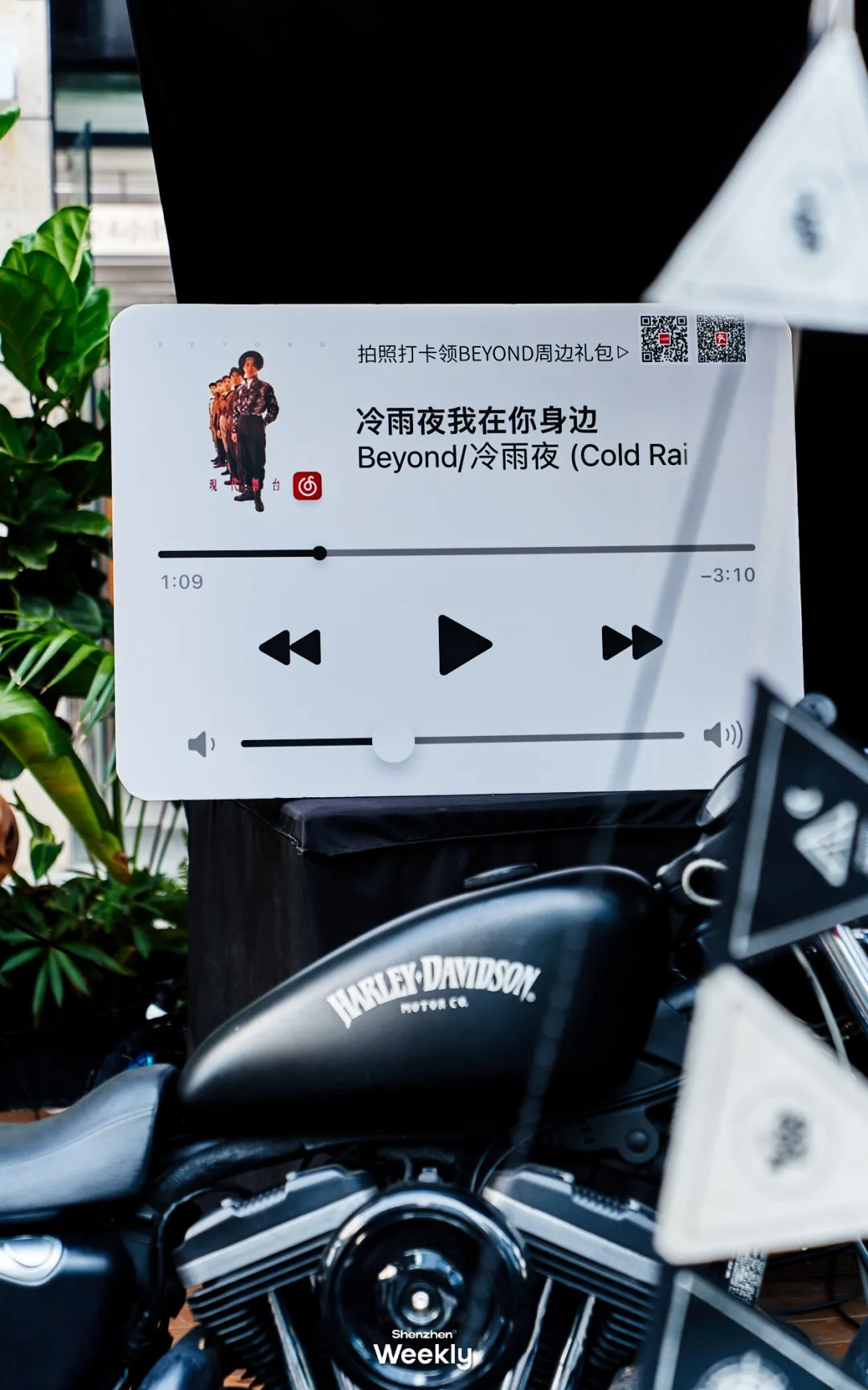 除了G層中庭的展覽區域，在商場的各個角落裏，都藏有着不同的BEYOND經典歌單可以打卡，帶着歌詞牌一起合影留念。（ShenzhenWeekly提供）