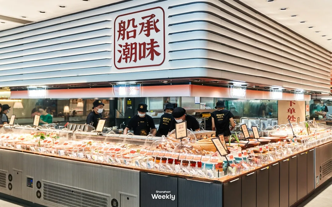 門店中間有一個超大的透明展示台，自家有漁船，每日現捕，新鮮看得見。（ShenzhenWeekly提供）