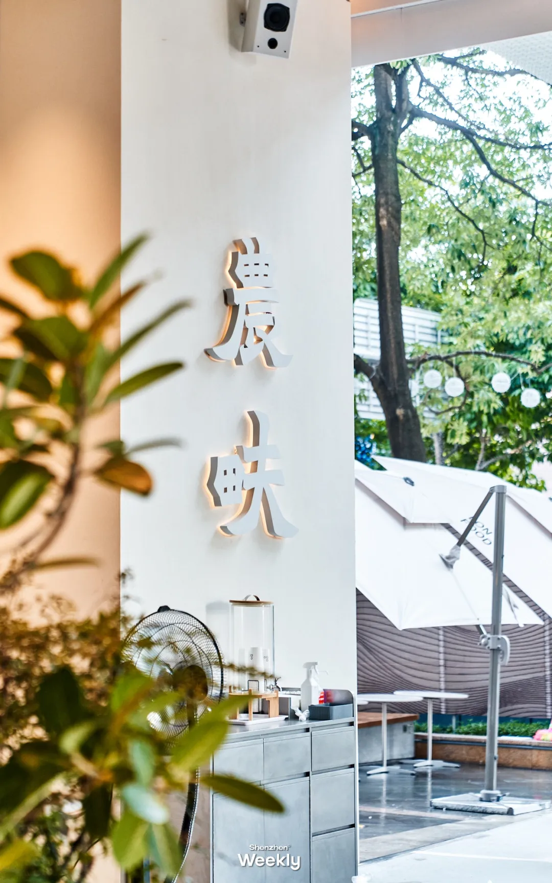 農畉LONFOOD：主打「亞洲輕食」，開在領展中心城的新門店，簡約卻不失高級大方的環境設計，很適合在這裏放空。（ShenzhenWeekly提供）