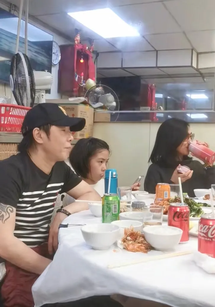 有網民見到朱茵一家人食飯。（抖音）