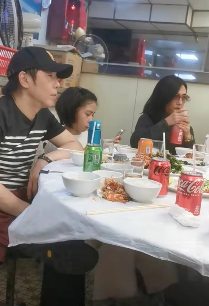 有網民見到朱茵一家人食飯。（抖音）