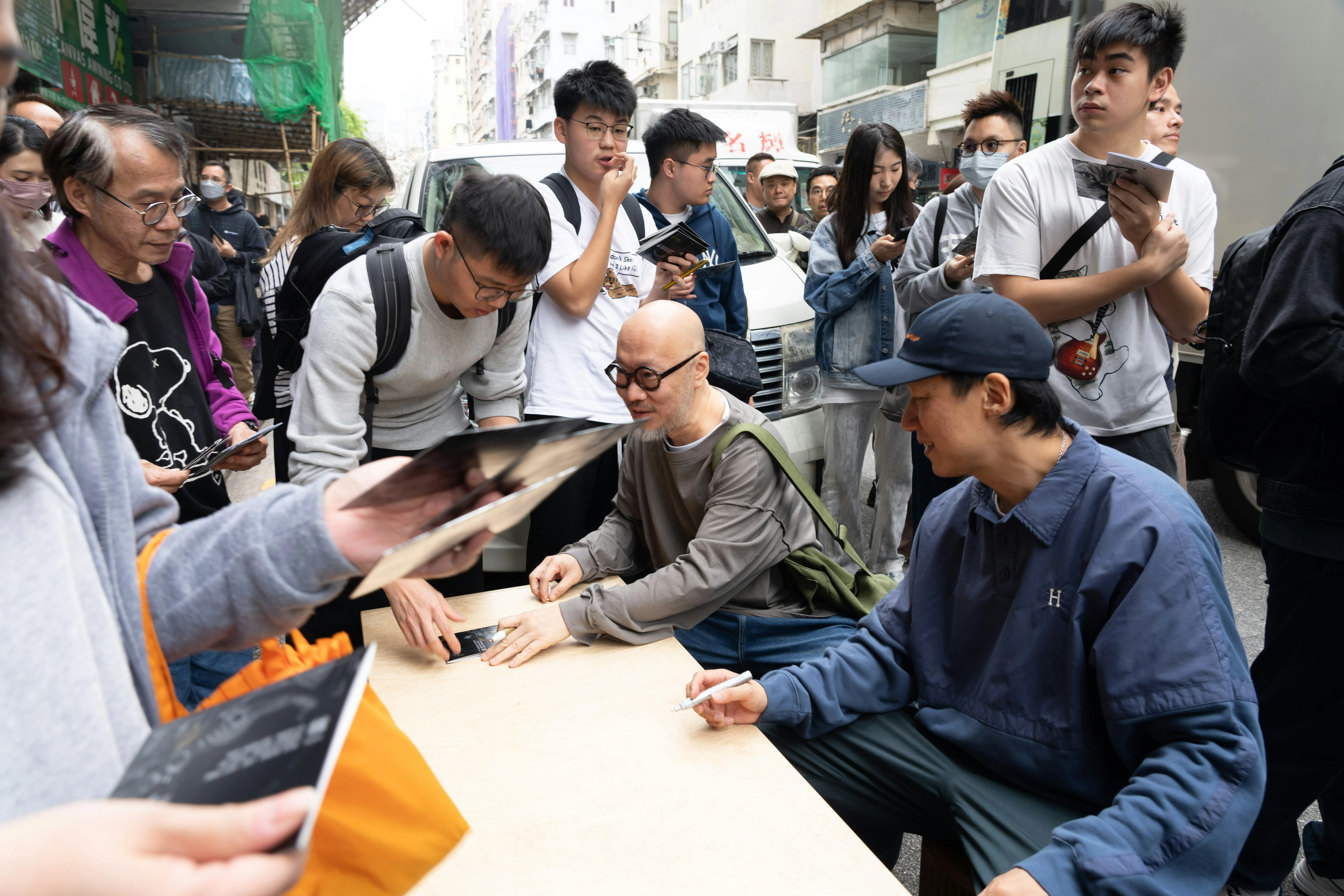 由於樂迷眾多，大會要臨時在街口開張檯方便簽名。（大會提供）
