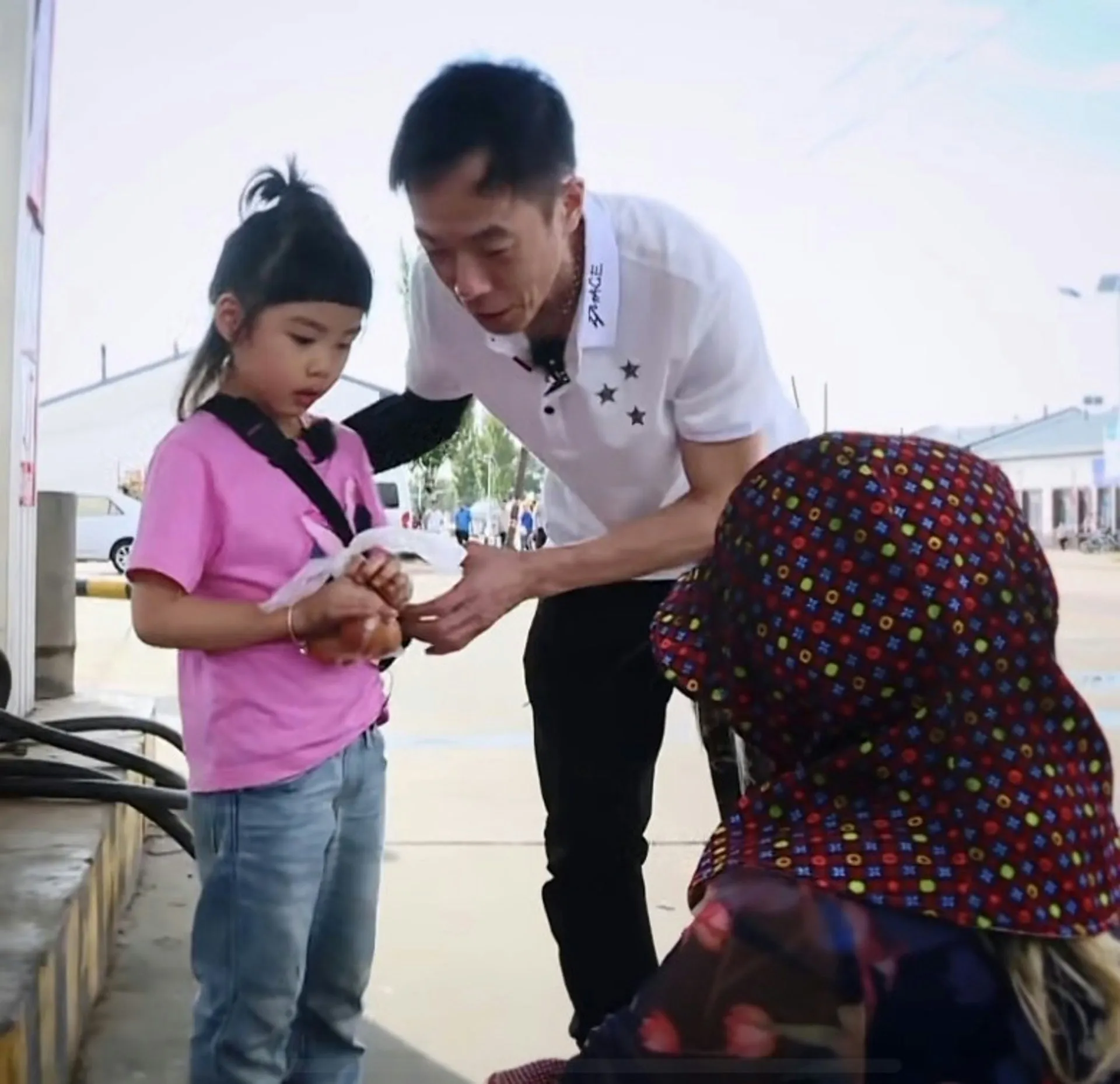 黃貫中與女兒。(畫面截圖)