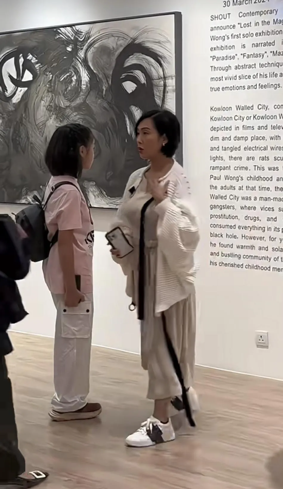 黃貫中與朱茵的11歲女兒近照曝光。(小紅書)