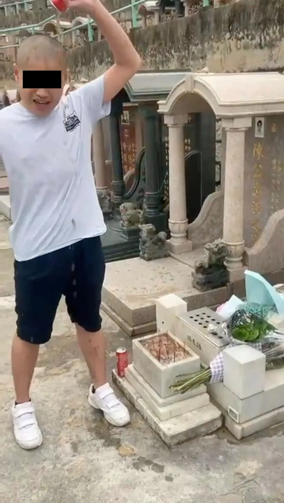 狂徒突然拔走插在香爐上的香，放入汽水罐內當飲筒，又將汽水照頭淋。（小紅書）