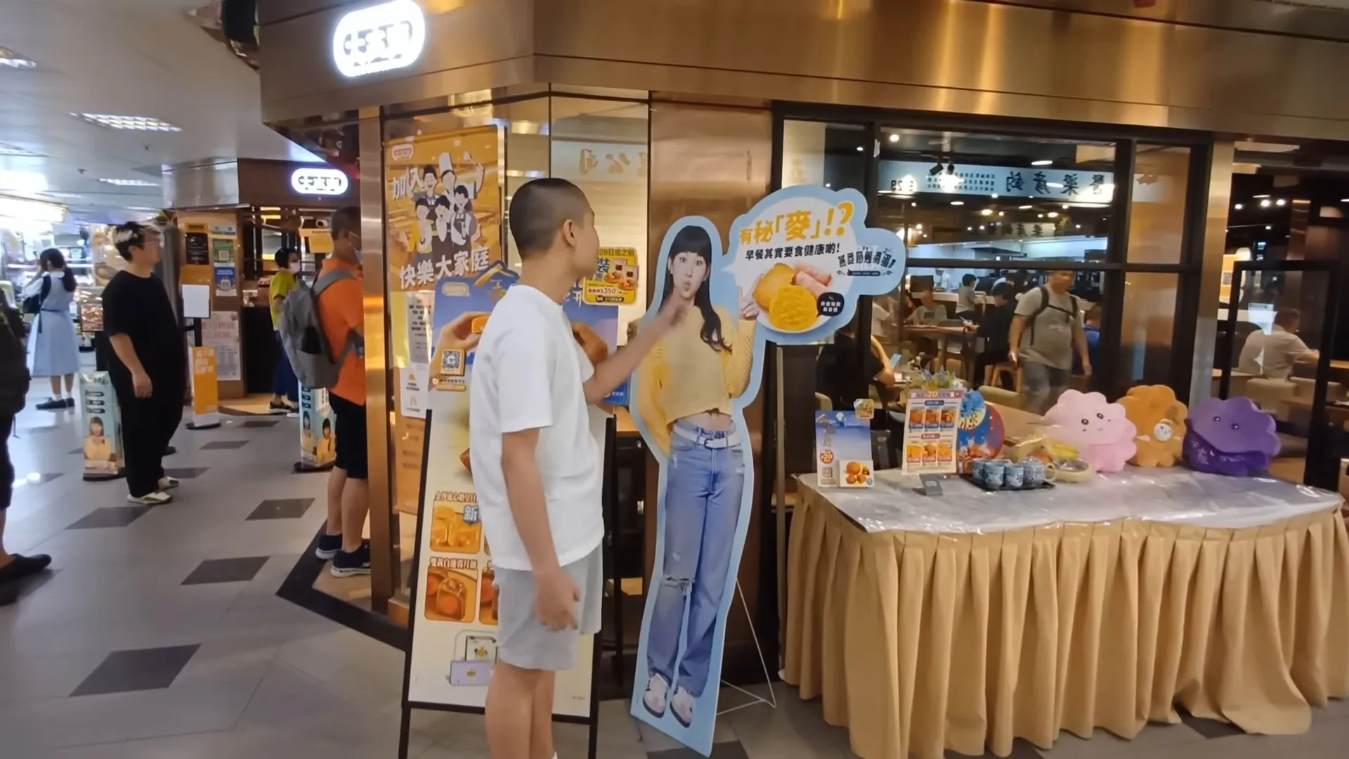 自稱「光頭Bob」的這位人士，忽爾指著炎明熹的1:1紙牌喪鬧，難以理解。（IG短片）