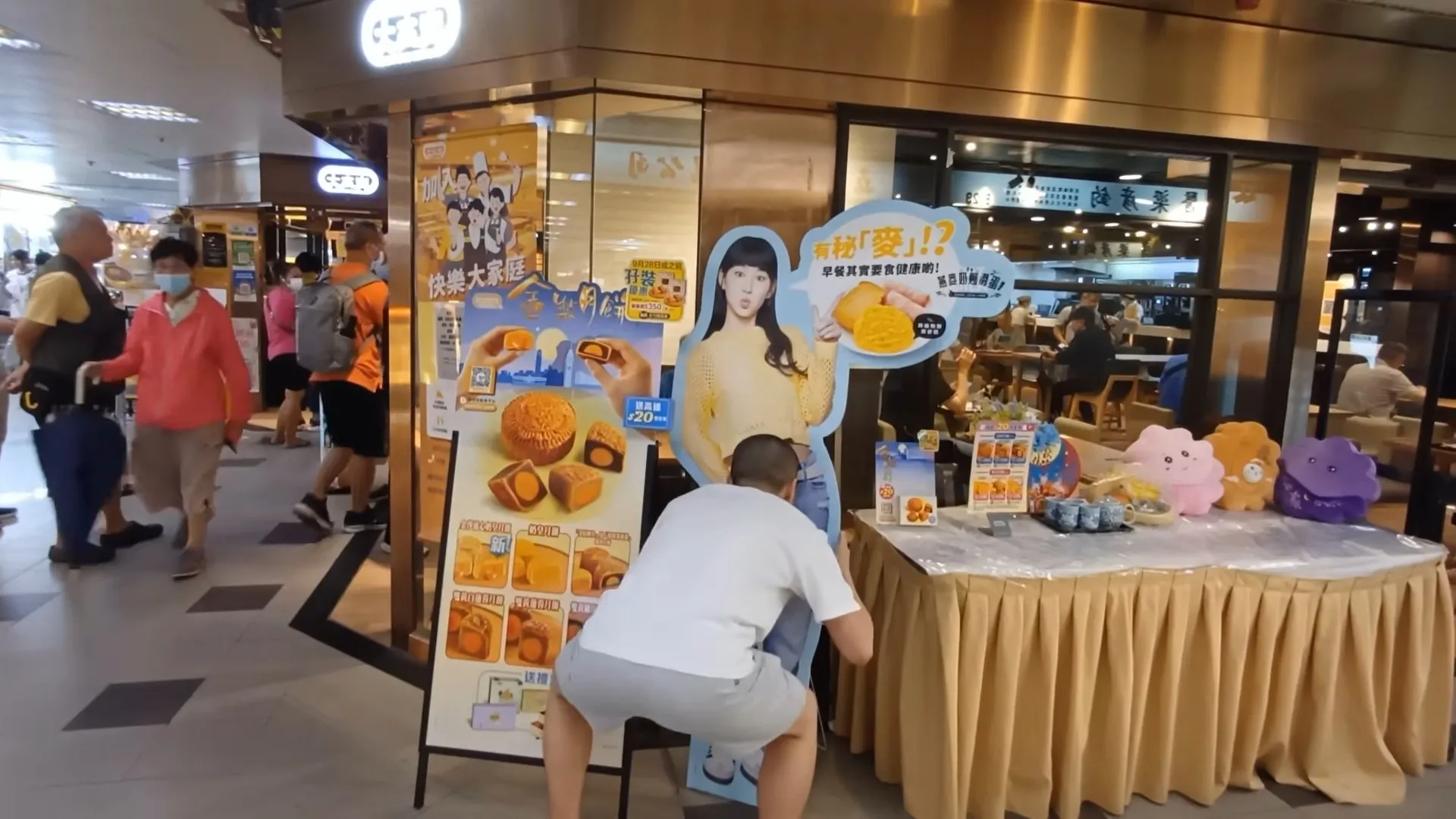 他更強吻炎明熹紙牌的敏感部位，相當噁心。（IG短片）