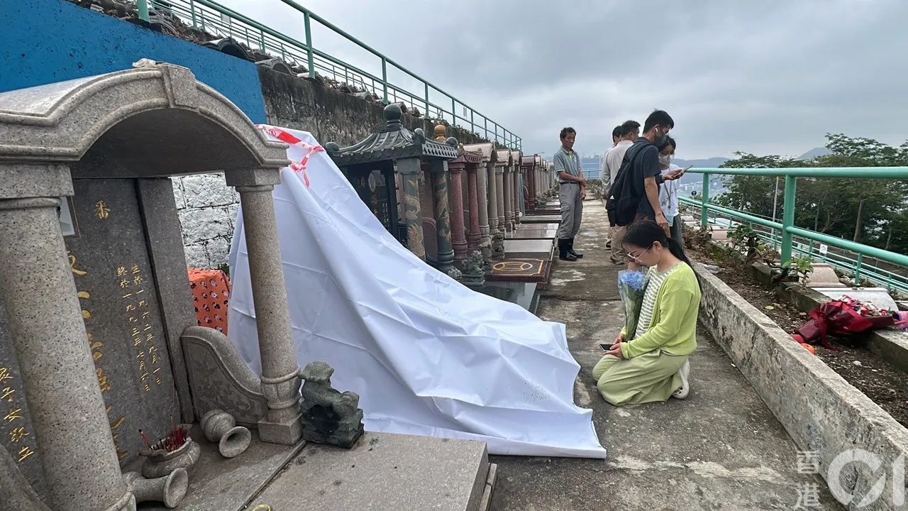 由四川來港的阿英，驚悉偶像填墓被毀，手持鮮花，泣不成聲。（馬耀文攝）