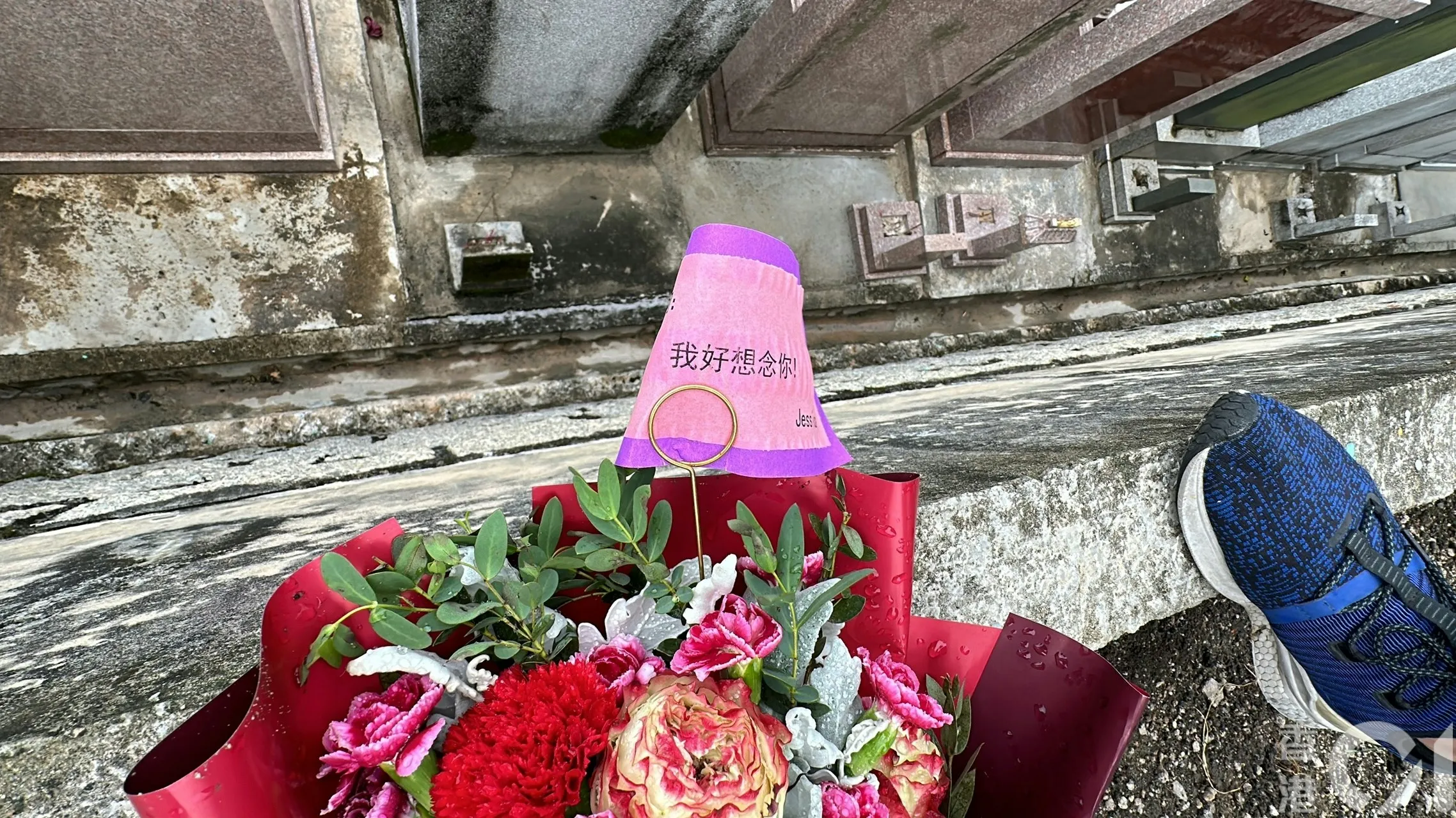 現場有歌迷致祭的鮮花。（馬耀文攝）