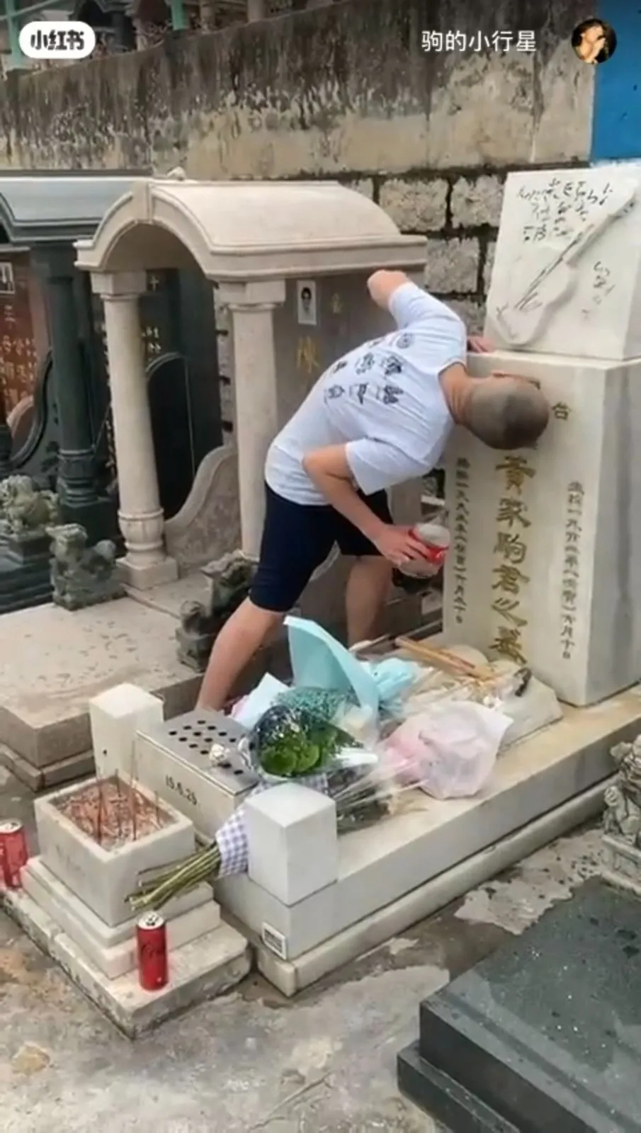 狂徒對墓碑照片做出不敬行為。（小紅書）