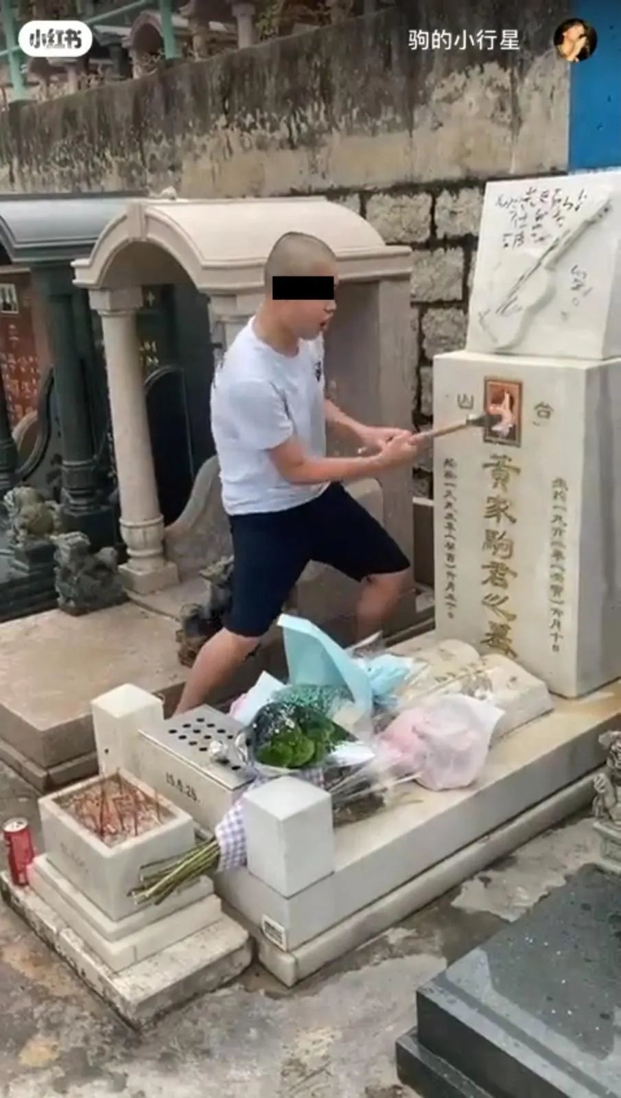 他用鐵錘狂敲黃家駒碑上的照片。（小紅書）