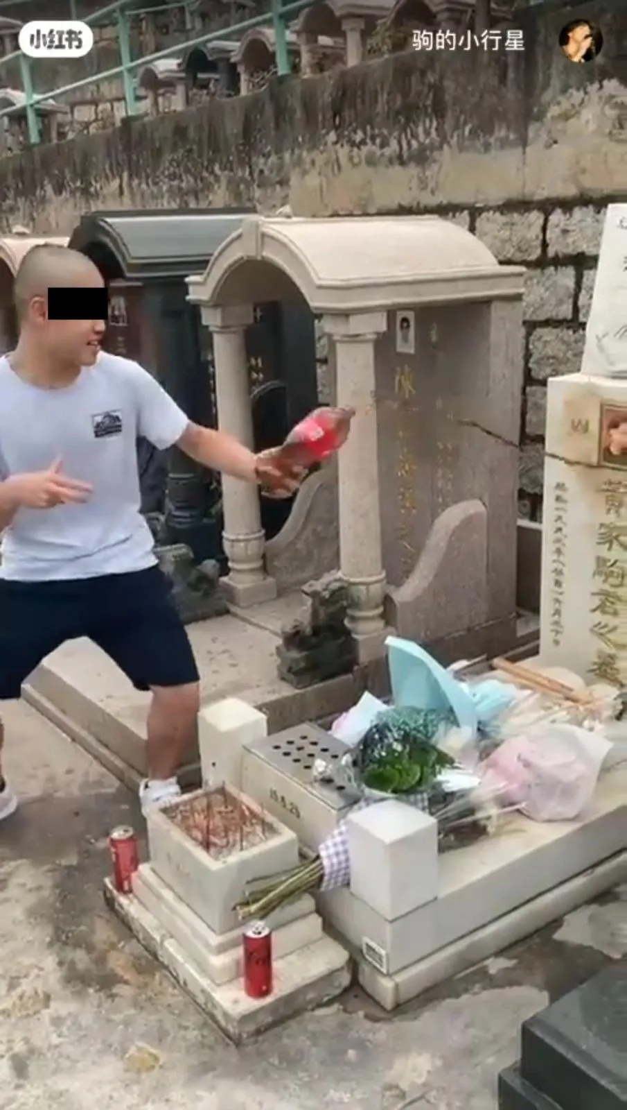 狂徒對墓碑淋汽水，連旁邊的墓碑也遭殃。（小紅書）