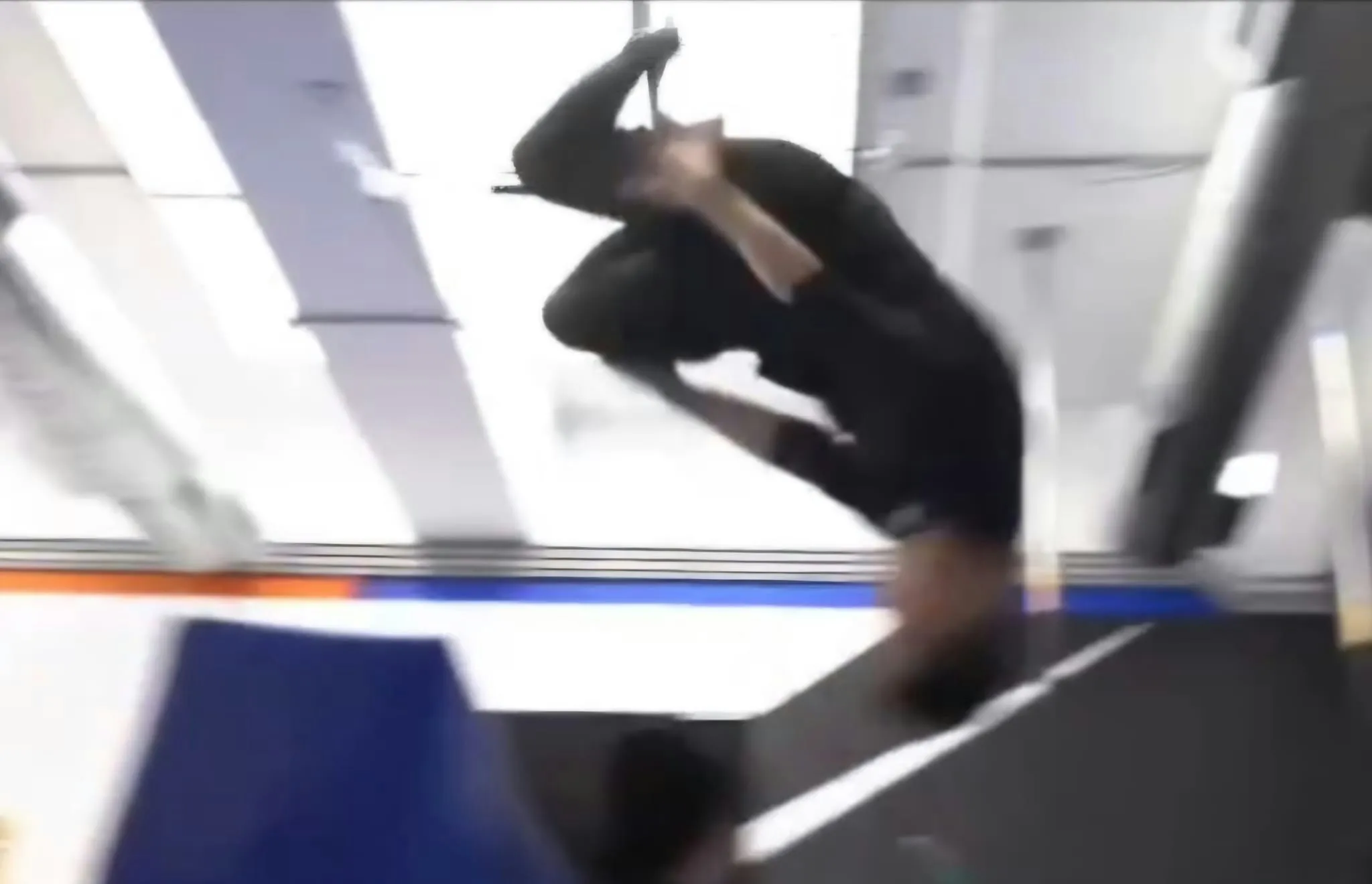 被捕姓葉（23歲）男子，曾亮相電視台節目，表演凌空翻及持槍等高難度動作。（Instagram影片截圖）