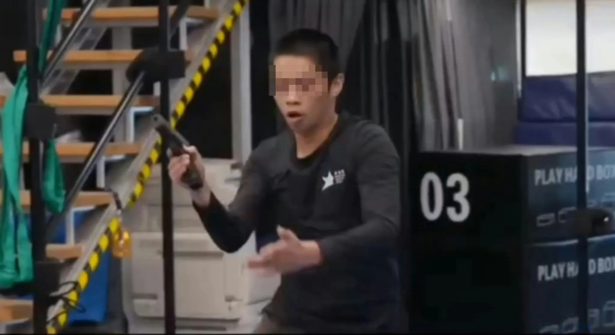 被捕姓葉（23歲）男子，曾亮相電視台節目，表演凌空翻及持槍等高難度動作。（Instagram影片截圖）