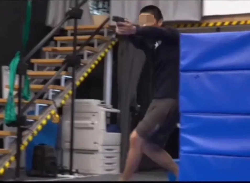被捕姓葉（23歲）男子，曾亮相電視台節目，表演凌空翻及持槍等高難度動作。（Instagram影片截圖）