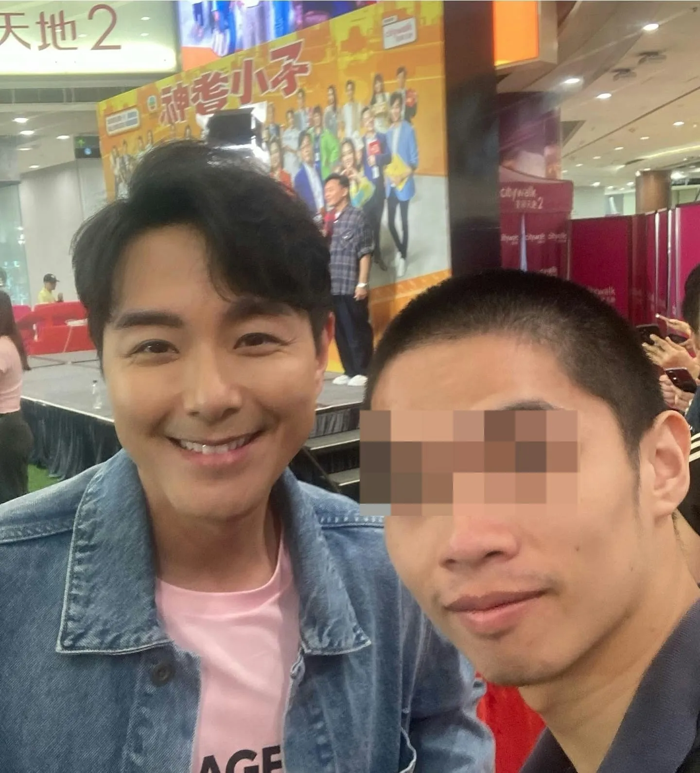 被捕姓葉（23歲）男子經常「集郵」，與大量藝人合照。（Instagram圖片）