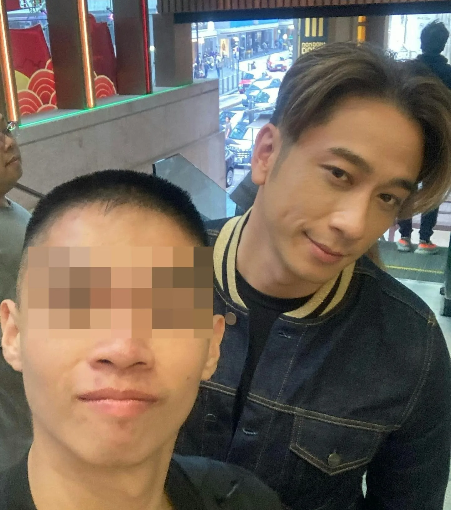 被捕姓葉（23歲）男子經常「集郵」，與大量藝人合照。（Instagram圖片）