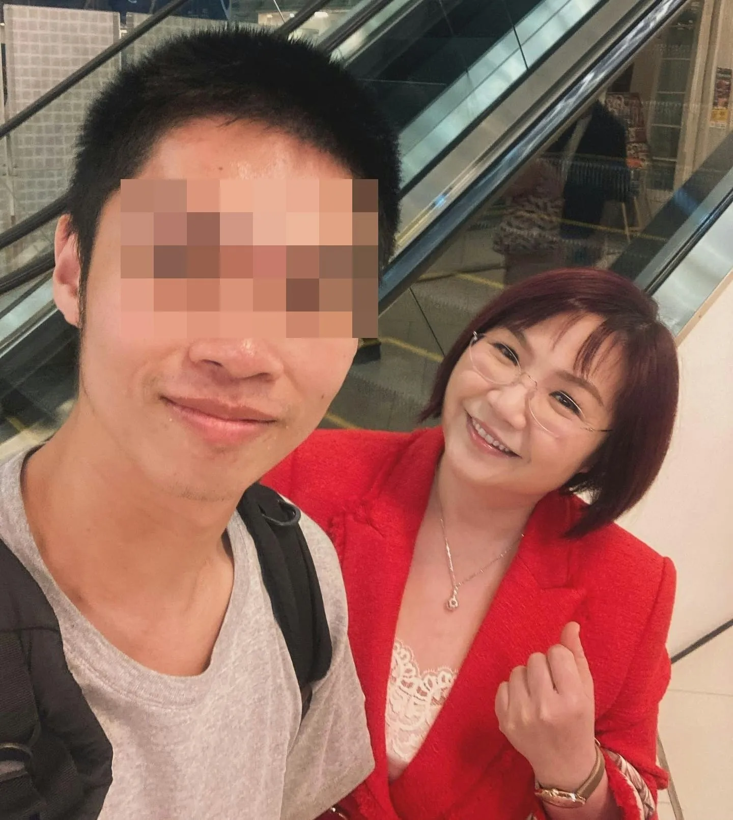 被捕姓葉（23歲）男子經常「集郵」，與大量藝人合照。（Instagram圖片）