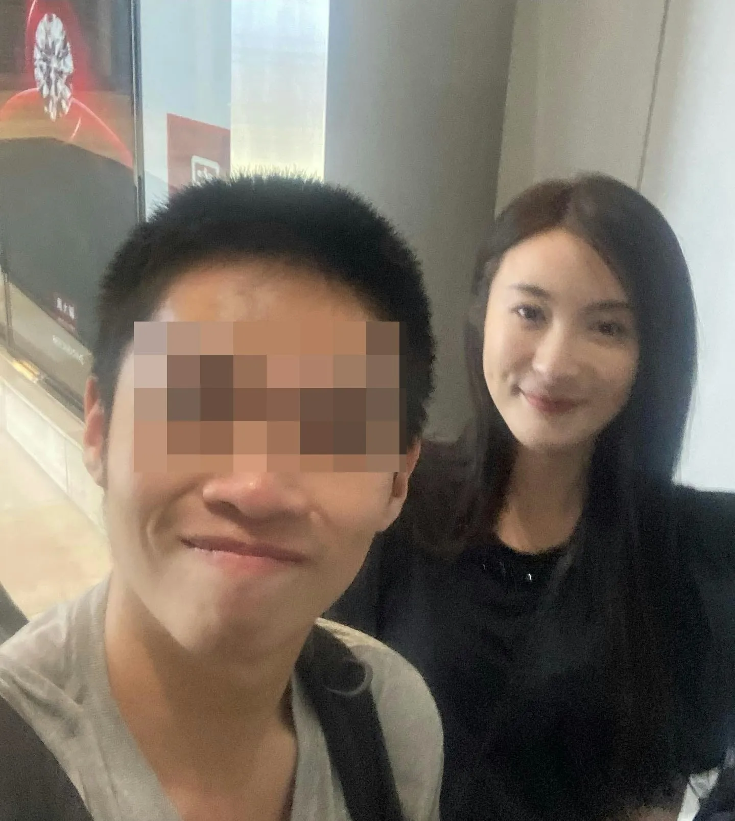 被捕姓葉（23歲）男子經常「集郵」，與大量藝人合照。（Instagram圖片）