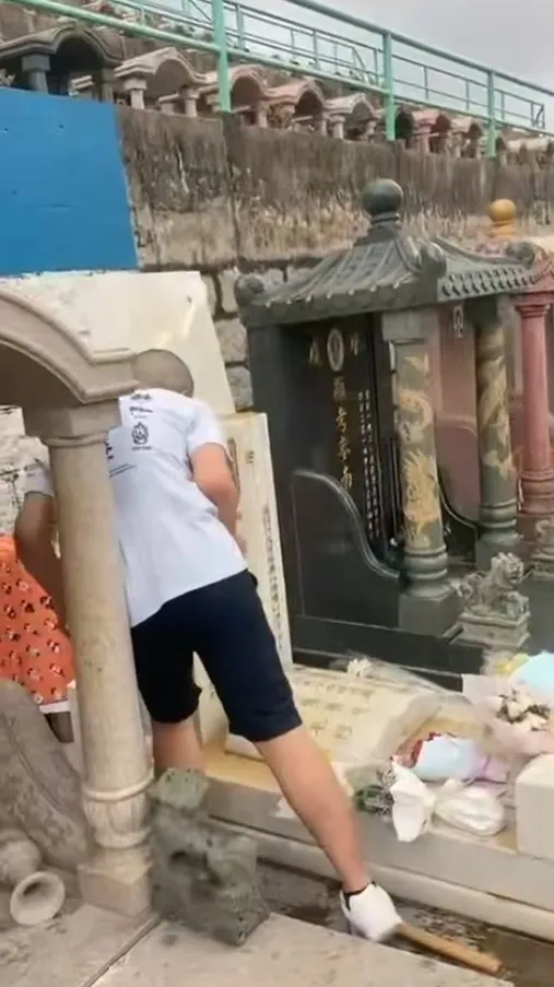 刑毀片段被上載到網絡，一名光頭男子自稱「社會破壞者」，粗言辱罵黃家駒，向墓碑淋潑汽水後上前舔走。（網上片段）