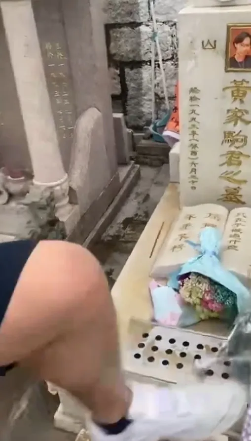 一名光頭男子用腳踩歌迷獻上的鮮花祭品。（網上片段）