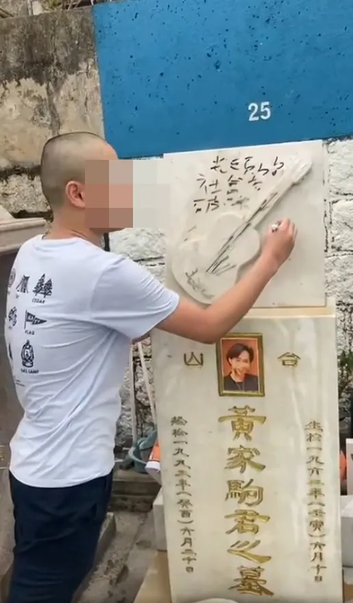 光頭少年在墓碑上寫字。（網上片段）
