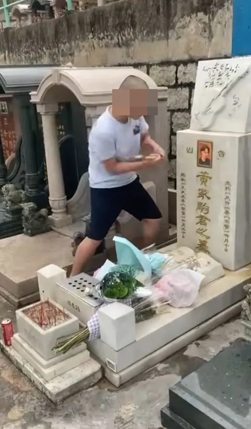 一名光頭男子自稱「社會破壞者」，粗言辱罵黃家駒，向墓碑淋潑汽水後上前舔走，用腳踩歌迷獻上的鮮花祭品之餘，更用錘扑遺照，導致遺照毀爛。警方經調查後拘捕一名15歲少年及一名23歲男子，涉嫌刑事毀壞。（網上片段）