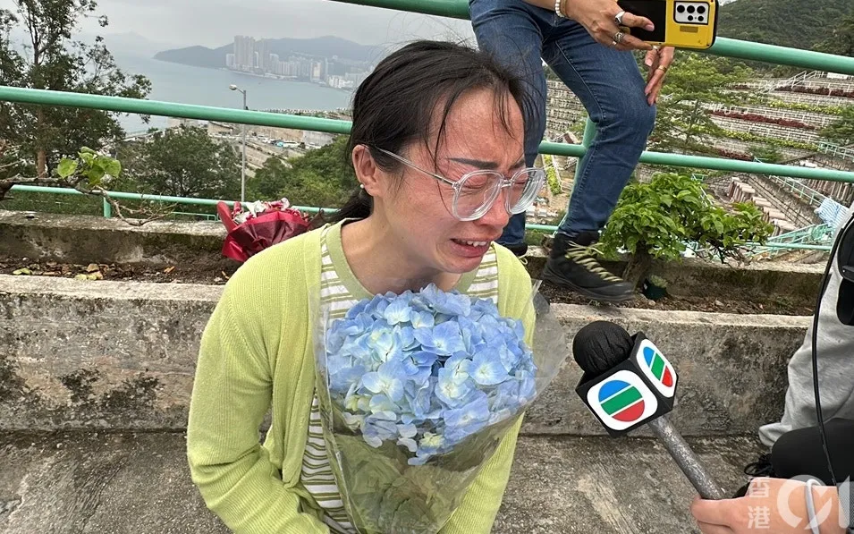 由四川來港的阿英，驚悉偶像填墓被毀，手持鮮花，泣不成聲。（馬耀文攝）