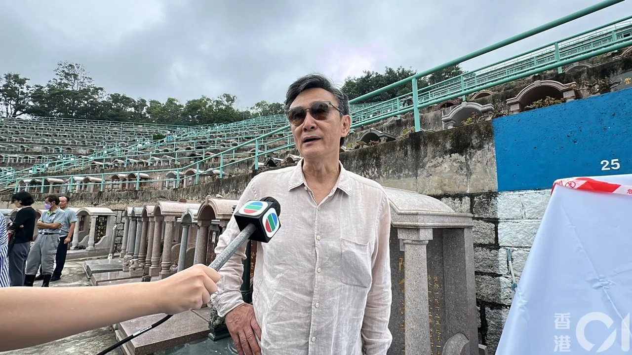 黃家駒的友人、黃家強的助手劉先生亦趕抵了解，他感到十分憤怒。（馬耀文攝）