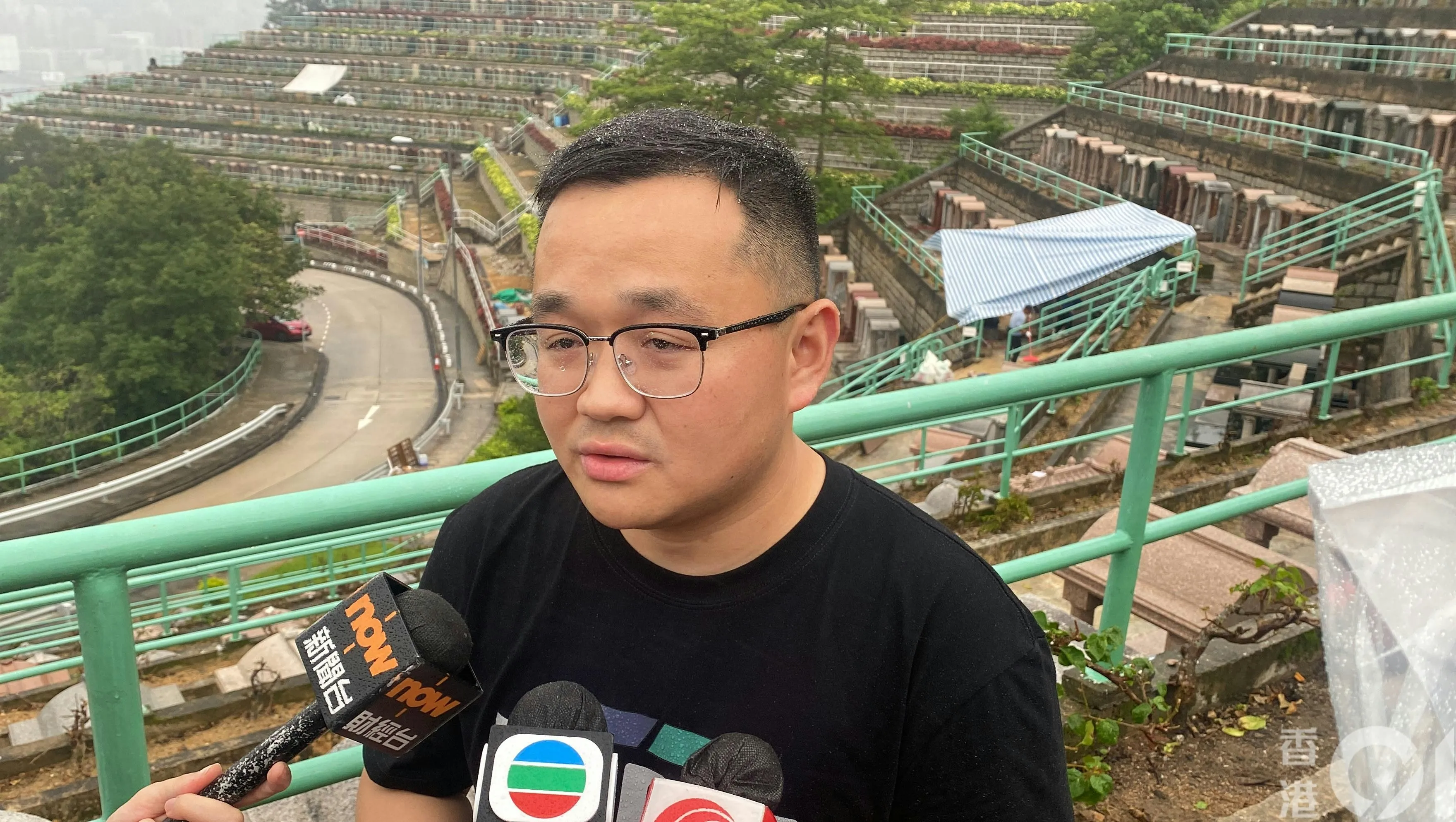 來自安徽的儲先生亦是第一次來港拜祭黃家駒，對事件不理解及氣憤。（羅日昇攝）