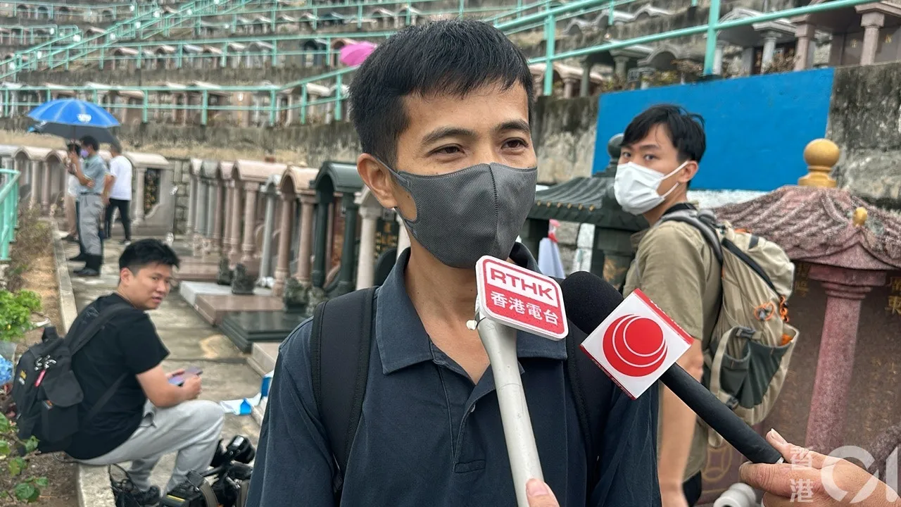 歌迷區先生大感錯愕，稱：「唔係好開心‥‥‥聽到有啲想喊。」（鄭嘉惠攝）