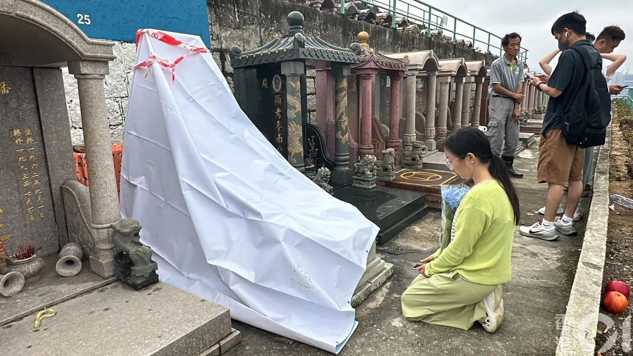 四川來港的女歌迷聲淚俱下稱：「太心痛了！」（鄭嘉惠攝）