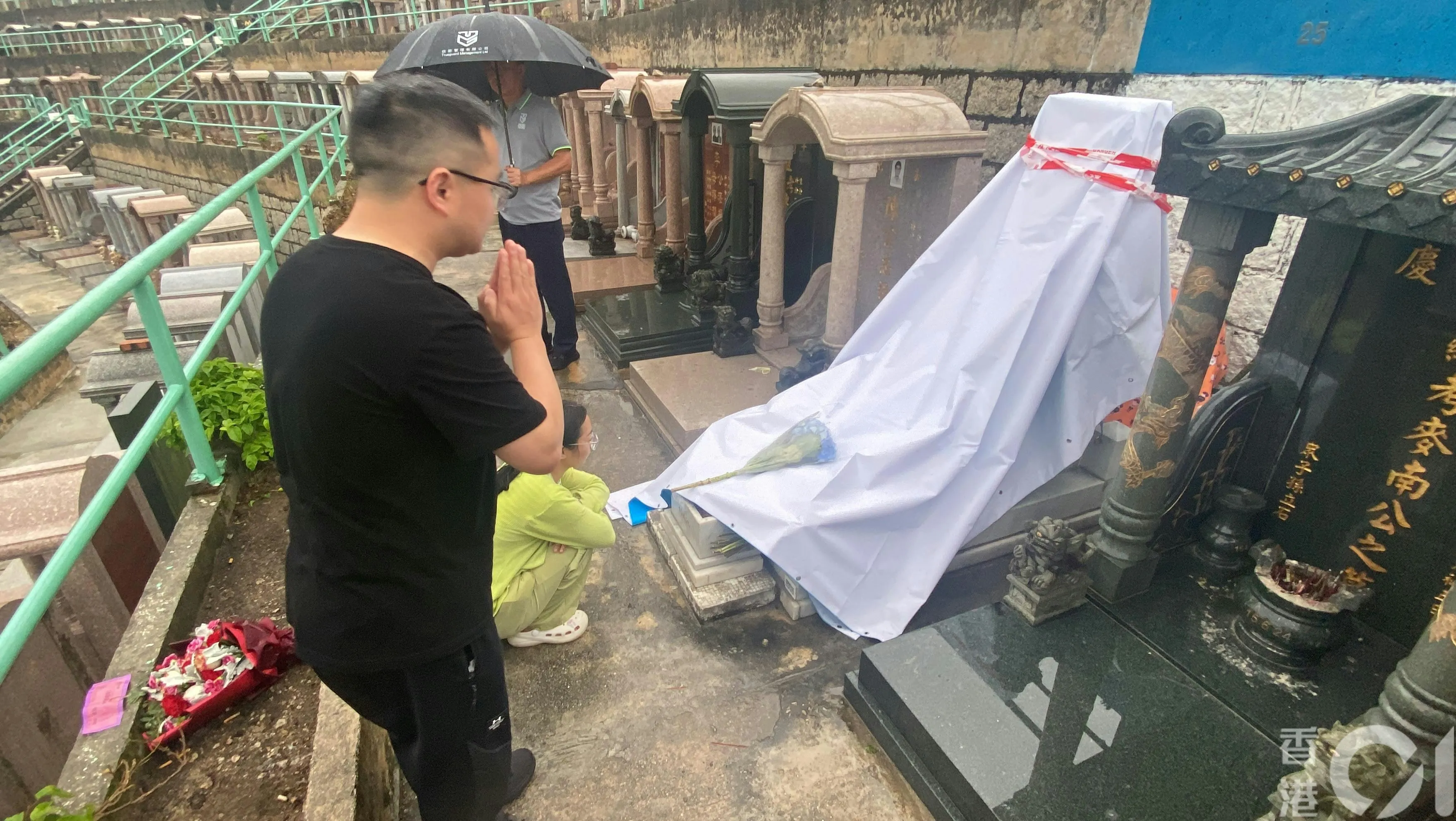 來自安徽的儲先生亦是第一次來港拜祭黃家駒，對事件不理解及氣憤。（羅日昇攝）