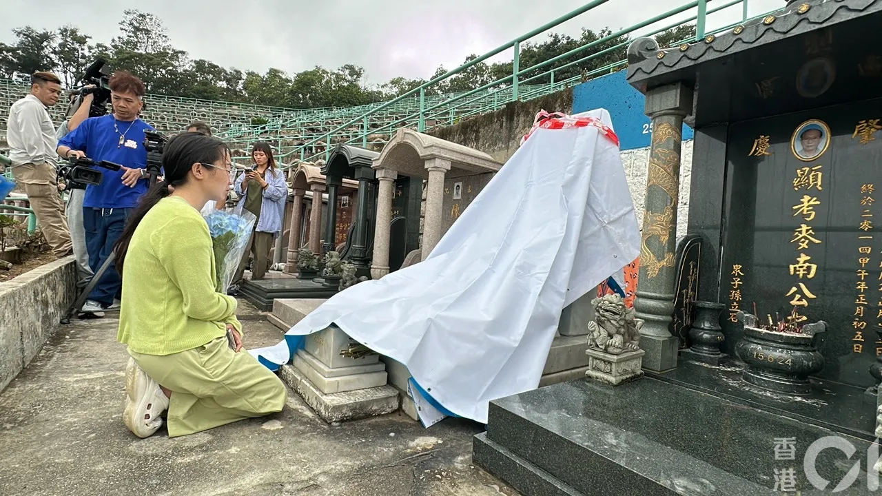 由四川來港的阿英，驚悉偶像填墓被毀，手持鮮花跑地致祭，泣不成聲。（馬耀文攝）