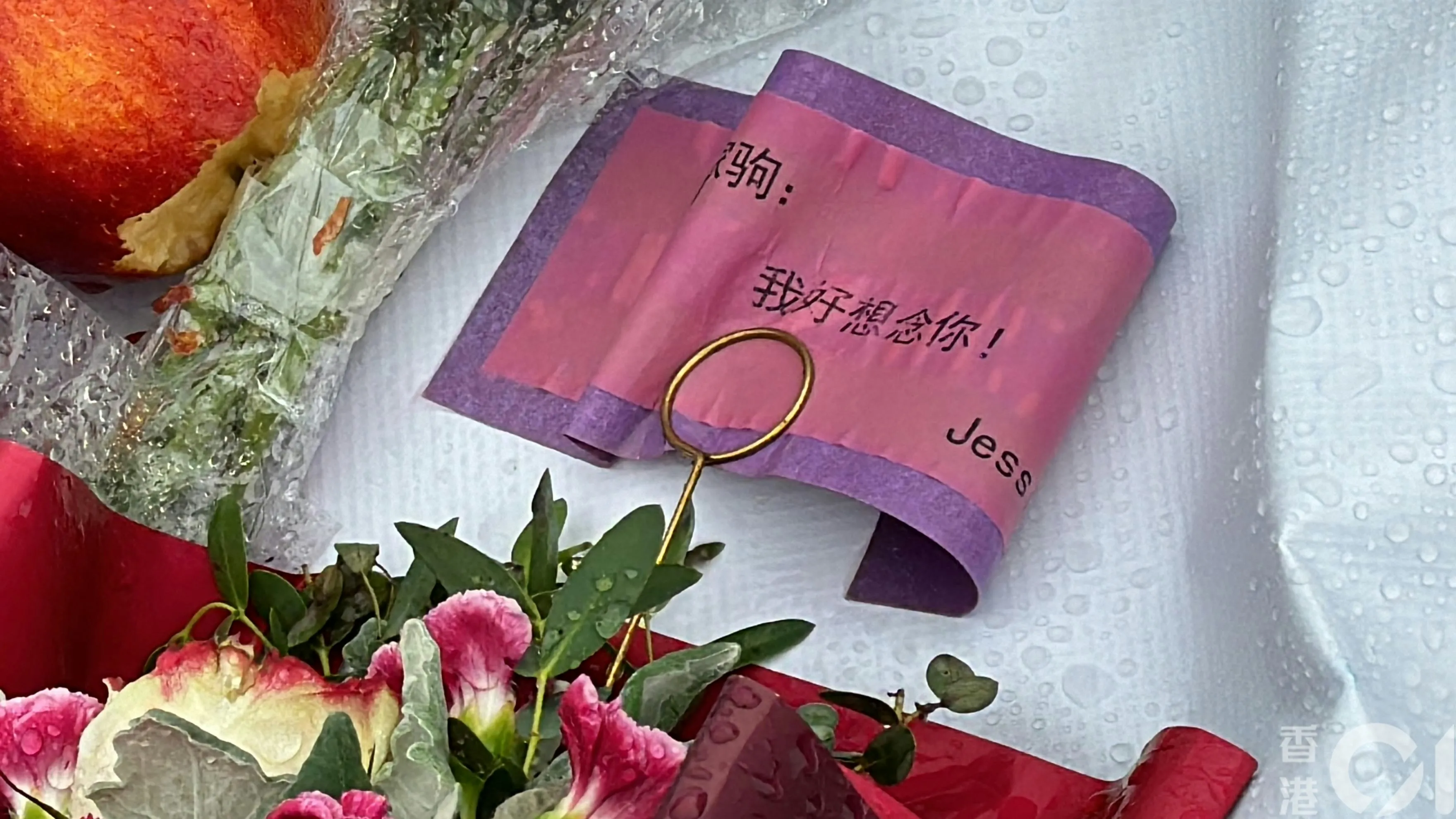 雨水打濕歌迷送來的鮮花祭品，有歌迷留言「我好想念你！」（翁鈺輝攝）