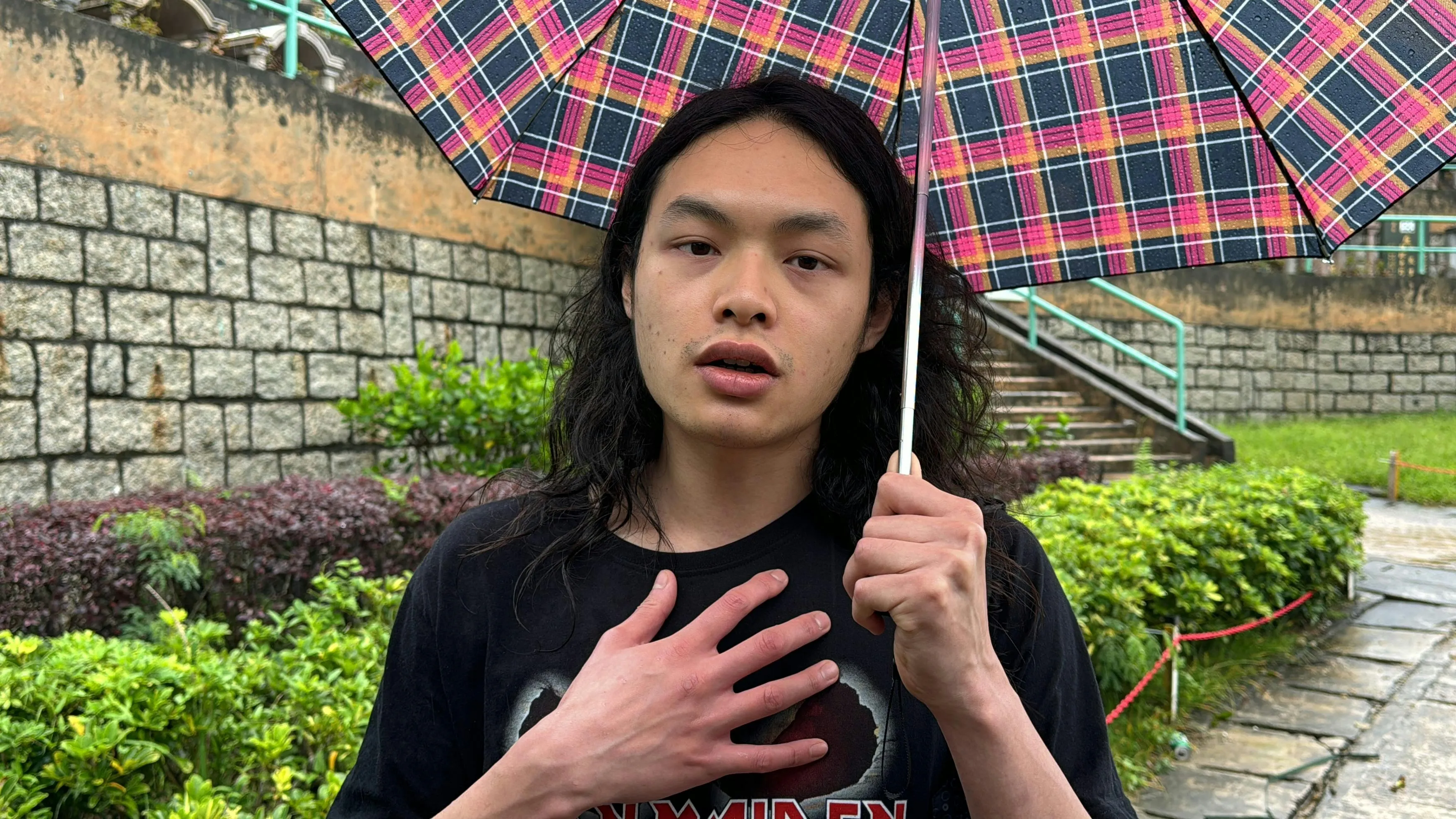 黃家駒墓刑毀｜居澳男受薰陶走音樂路 心痛偶像墓毀﹕以為假新聞