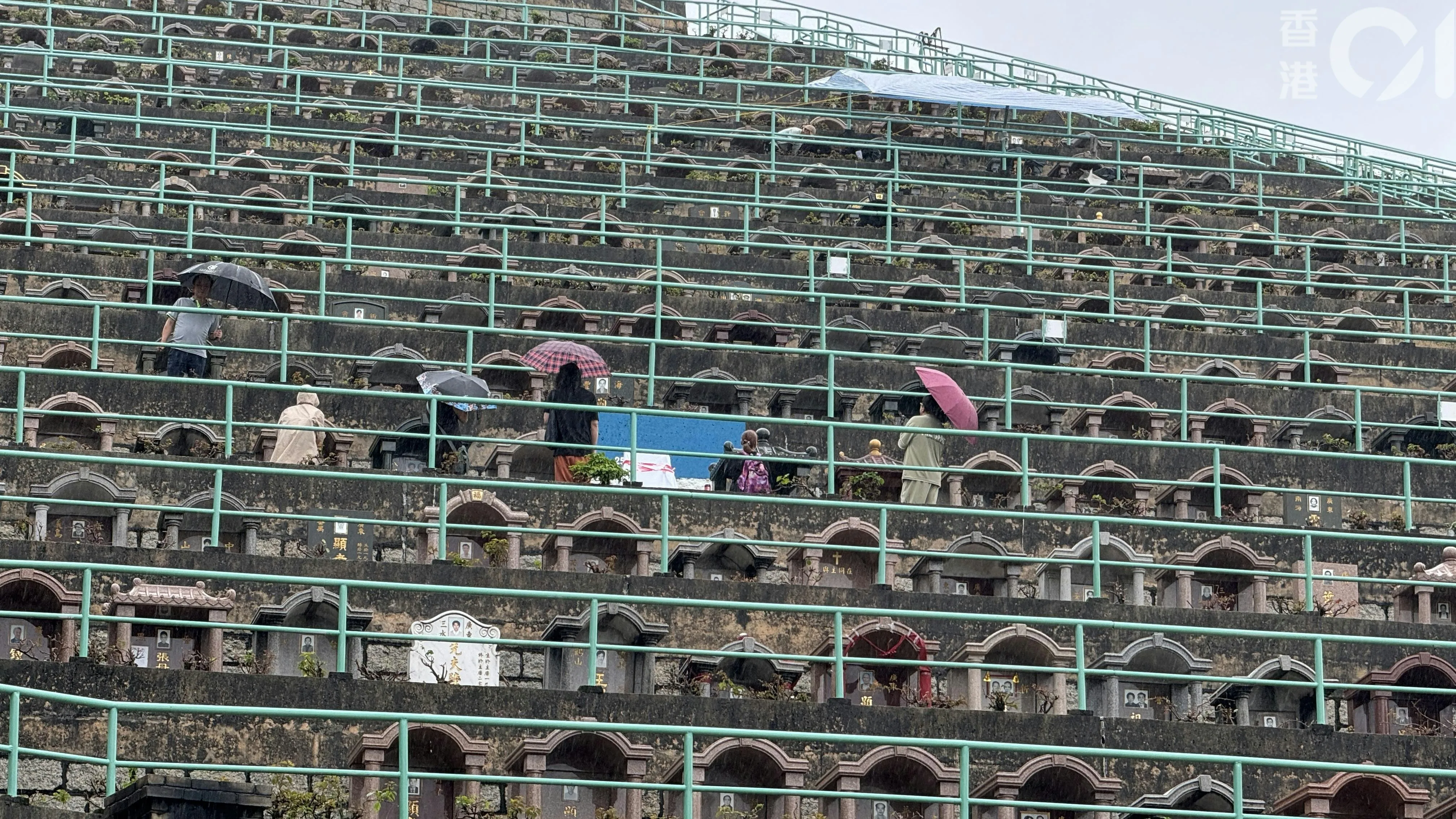 黃家駒墳墓被人毀壞，居住澳洲的青年回港打算拜祭時驚聞事件，原以為是假新聞，得知真相後感到震驚。（翁鈺輝攝）