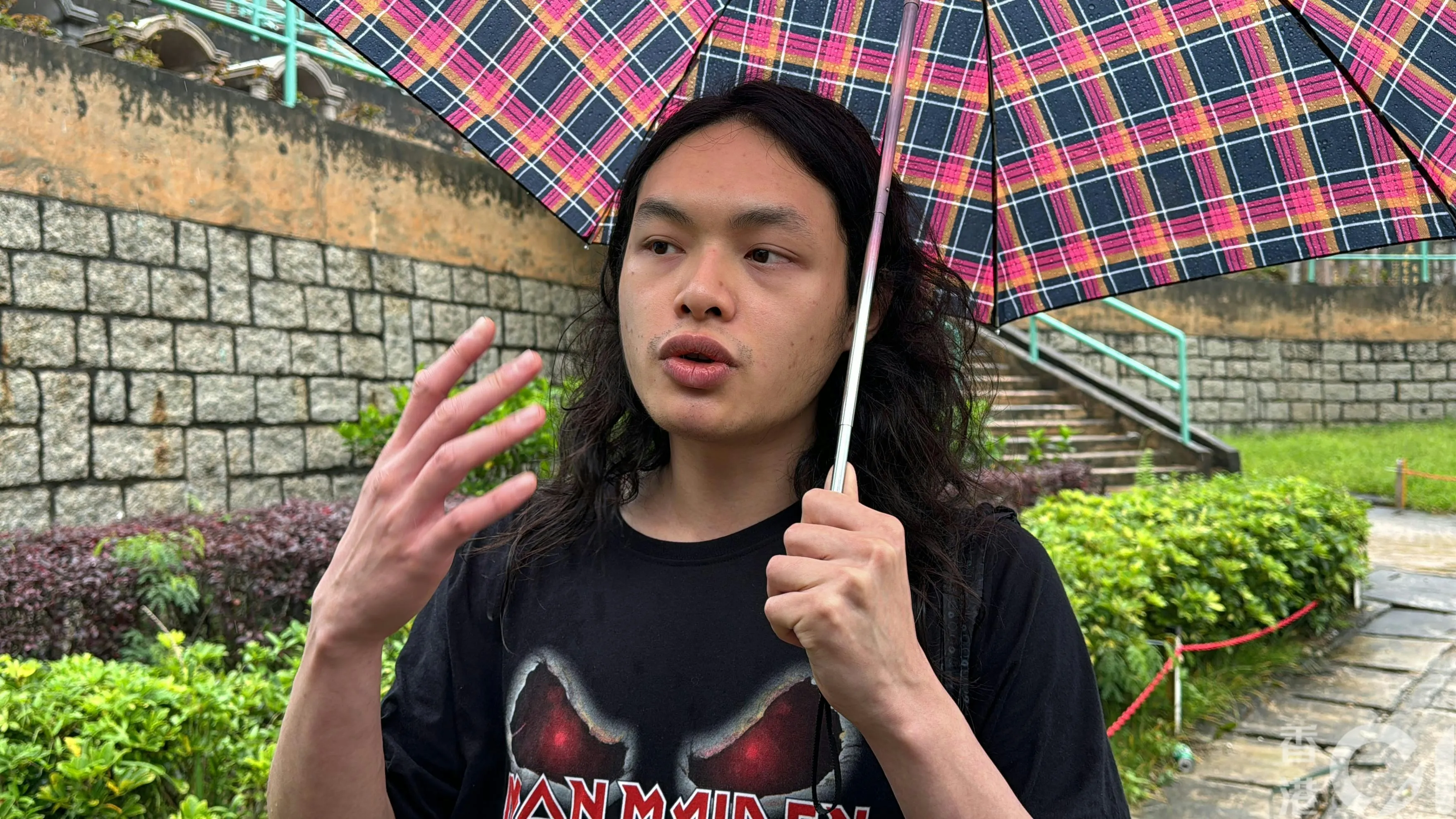 25歲青年Alvin中一開始與Beyond結緣，在唱歌比賽上表演《海闊天空》令他深感共鳴，自此追尋音樂夢，目前是兼職音樂人和傳媒從業員。Alvin昨晚從澳洲回港，原本已打算拜祭黃家駒，今日才得知墳墓被毀，感到很傷心。（翁鈺輝攝）