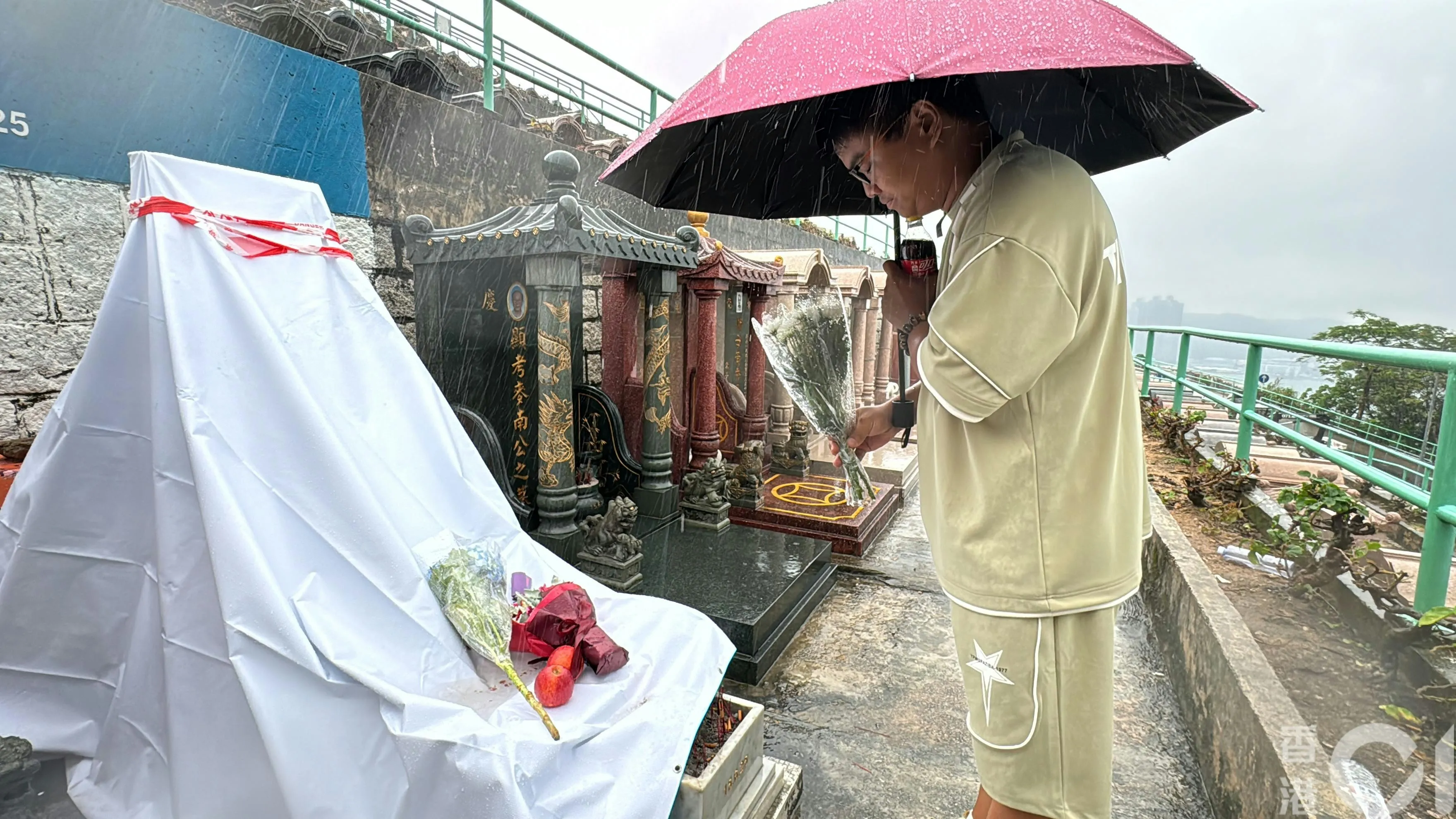 深圳歌迷赫先生前往黃家駒墳前致意。（翁鈺輝攝）