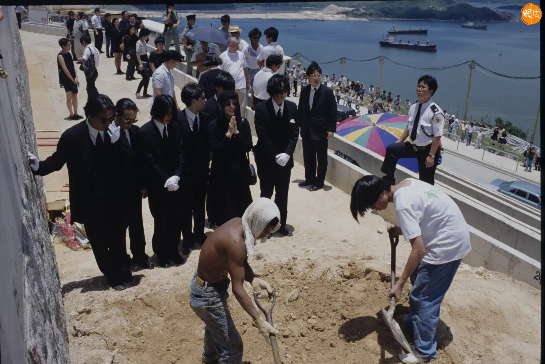 黃家駒墓碑被毁 黃家強為「此種不滅國亡不遠」解畫