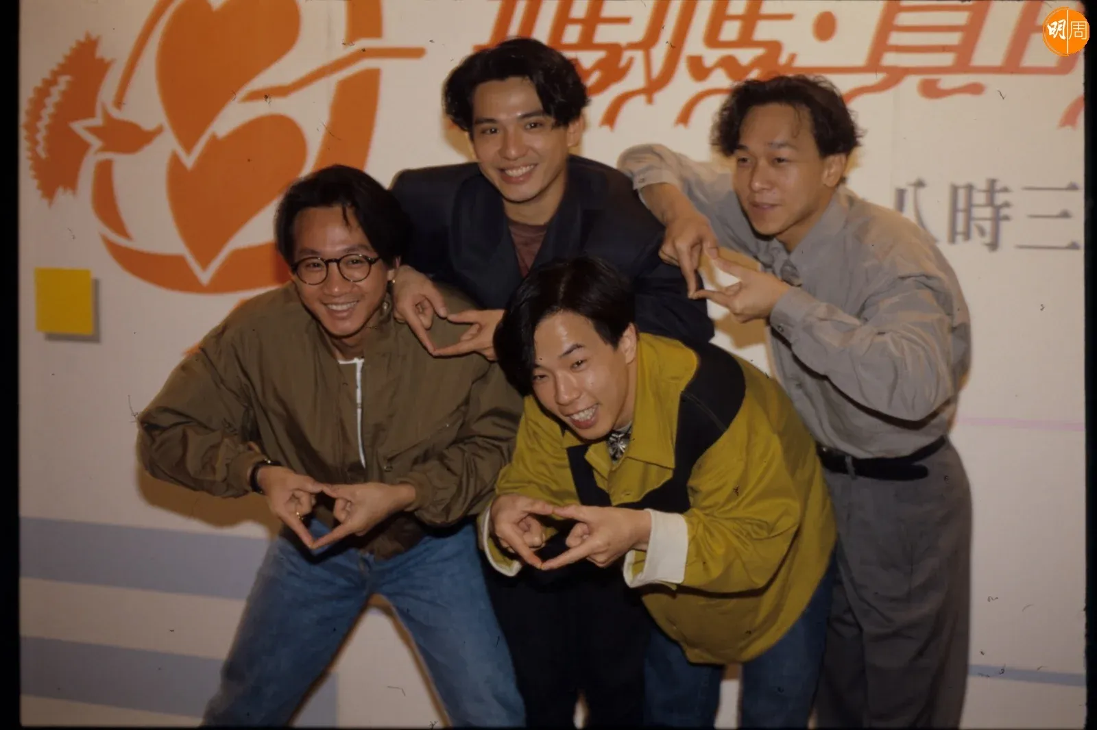 黃家駒63歲生忌粉絲墳前高歌 葉世榮直播唱足2個鐘悼念